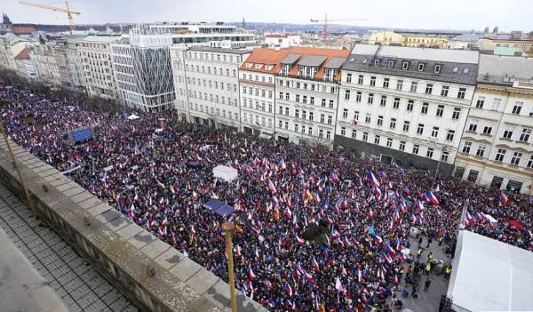 Τσεχία: Χιλιάδες πολίτες διαδήλωσαν κατά της φτώχειας και των παραδόσεων όπλων στην Ουκρανία