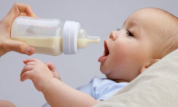 Τα πλαστικά μπιμπερό απελευθερώνουν πολλά μικροπλαστικά στο βρεφικό γάλα, με άγνωστες επιπτώσεις στην υγεία των μωρών