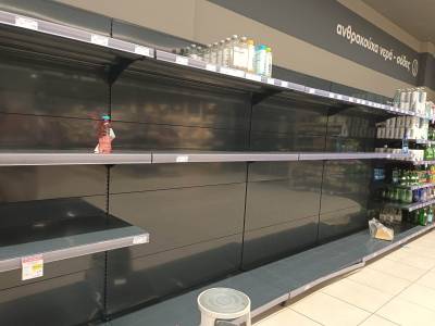Καλαμάτα: Περιζήτητα τα εμφιαλωμένα νερά - Άδειασαν σε λίγες ώρες τα ράφια των σούπερ μάρκετ