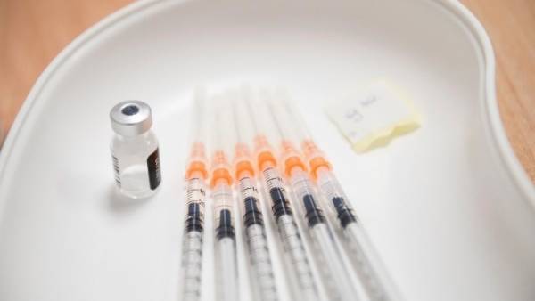 Το Βέλγιο «παγώνει» το εμβόλιο της Johnson &amp; Johnson στους κάτω των 41 μετά τον θάνατο νεαρής γυναίκας