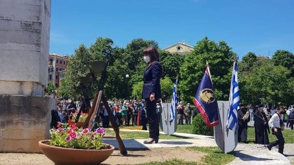 Κέρκυρα: Κατάθεση στεφάνου από την Κατερίνα Σακελλαροπούλου στο Μνημείο της Ένωσης της Επτανήσου