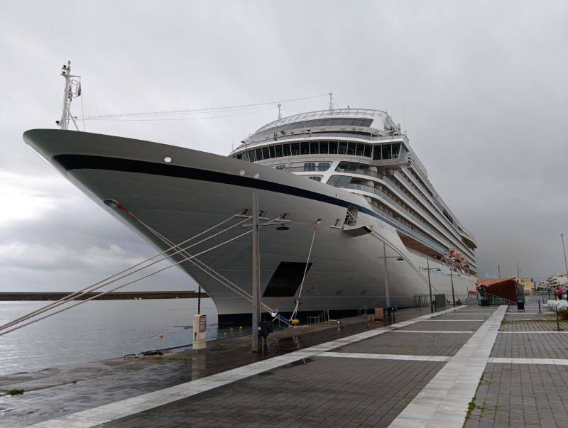 Στάση του κρουαζιερόπλοιου «Viking Vesta» στην Καλαμάτα λόγω της κακοκαιρίας