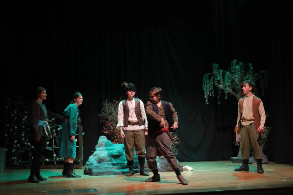 Αυλαία έριξε η παράσταση “Ρομπέν των Δασών” της Πειραματικής Σκηνής Καλαμάτας