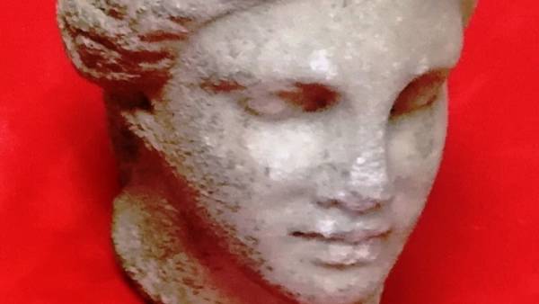 Θεσσαλονίκη: Βρέθηκαν δύο μαρμάρινες κεφαλές γυναικείων αγαλμάτων της Ρωμαϊκής περιόδου σε διαμέρισμα