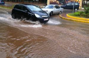 Πλημμύρες σε δρόμους από τη νεροποντή