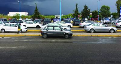 Κόντρες ταξί με προμισθωμένα: Κομφούζιο στο αεροδρόμιο της Καλαμάτας