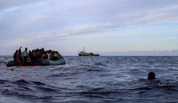 Ιταλία: Η ακτοφυλακή διέσωσε περίπου 600 μετανάστες που επέβαιναν σε αλιευτικό σκάφος