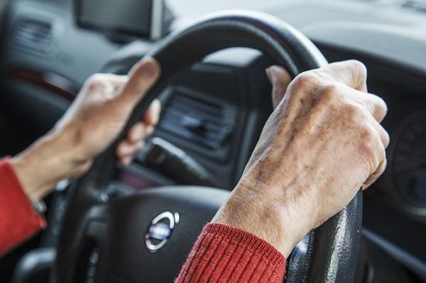 Παράταση για τα διπλώματα οδήγησης ηλικίας 74 ετών
