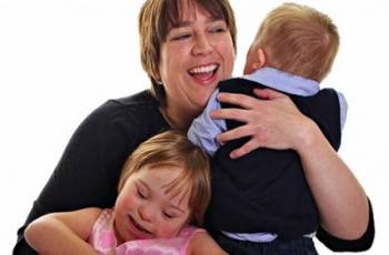 Υιοθέτησε παιδιά με σύνδρομο Down κι έγινε ανύπαντρη μαμά