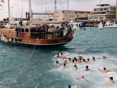 Εορτασμός των Θεοφανίων στην Καλαμάτα: Ο 16χρονος Γιάννης Ζησιμόπουλος έπιασε τον Σταυρό (φωτογραφίες)