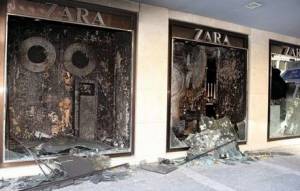 Εργαζόμενοι στα Zara: Διαδηλωτές έσβησαν τη φωτιά
