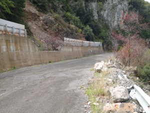 Βρέχει... βράχια ο δρόμος προς Πολιανή