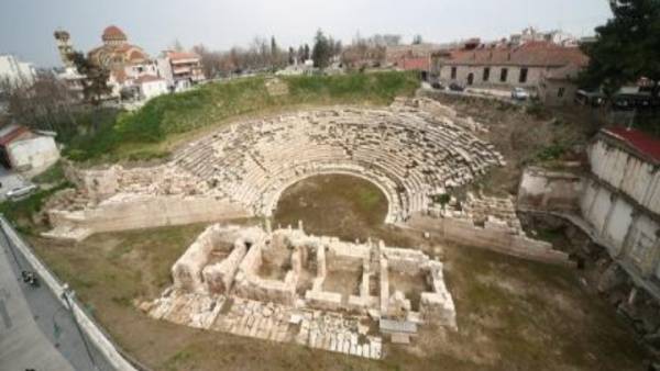 Το αρχαίο θέατρο της Λάρισας υποδέχθηκε το κοινό μετά από 22 αιώνες!