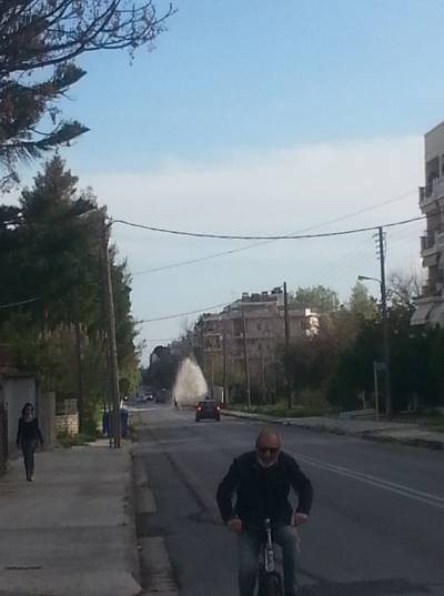 Καλαμάτα: Πίδακας στην οδό Ηρώων από σπασμένο αγωγό ύδρευσης