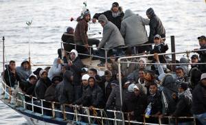 Πάνω από 1.300 μετανάστες αποβιβάστηκαν σήμερα στη Σικελία