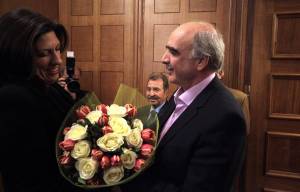 Βουλή: Με ένα μπουκέτο τουλίπες υποδέχθηκε ο Μεϊμαράκης την Κωνσταντοπούλου