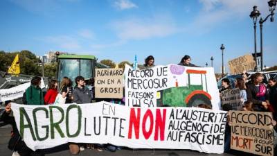 Τα τρακτέρ των αγροτών που διαδηλώνουν έφθασαν στον Πύργο του Άιφελ στο Παρίσι
