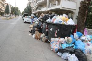 Στους δρόμους της Τρίπολης ακόμα τα σκουπίδια
