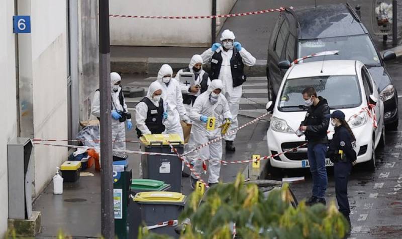 Γαλλία: Στο μικροσκόπιο των αρχών βίντεο με τον φερόμενο δράστη της επίθεσης με μπαλτά έξω από τα παλιά γραφεία του Charlie Hebdo
