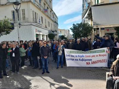 Καλαμάτα: Πολυπληθής διαμαρτυρία για &quot;να μη συγκαλυφθεί το έγκλημα των Τεμπών&quot; (βίντεο)
