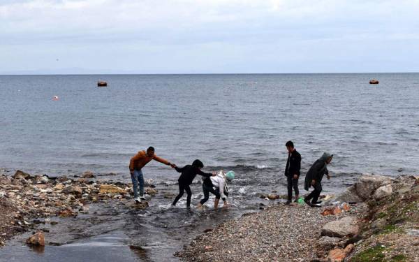 Άμεση αποσυμφόρηση των νησιών και δίκαιη διαδικασία ασύλου ζητούν 14 οργανώσεις