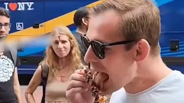 Νέα Υόρκη: Άνδρας πέρασε τρώγοντας προκλητικά κεμπάπ μπροστά από vegan που διαδήλωναν - Πώς αντέδρασαν (Βίντεο)