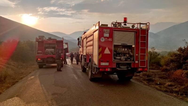 Μάχη με τις φλόγες στο Βουπράσιο, ώστε να μην περάσει η φωτιά στο προστατευόμενο δάσος της Στροφυλιάς