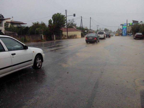Προβλήματα από την δυνατή βροχή σε περιοχές της Καλαμάτας (βίντεο-φωτογραφίες)