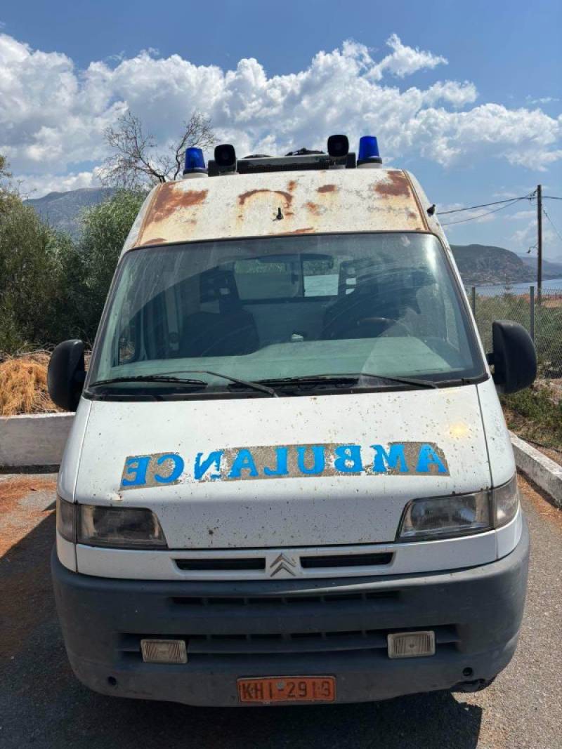Αντιδράσεις για το παλιό και σκουριασμένο ασθενοφόρο: Στάλθηκε να καλύψει τις ανάγκες του Κ. Υ. Αγίου Νικολάου