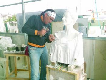 Ο Μεσσήνιος γλύπτης Γ. Γκούζος φιλοτεχνεί την προτομή της Μαρίας Κάλλας