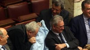 Daily Mail για Ψαριανό-Τατσόπουλο: Αυτοί οι πολιτικοί πραγματικά βρομάνε!