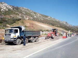 Φόβος κατάρρευσης του δρόμου στο Δερβένι - Εμεινε στη μέση το έργο προστασίας