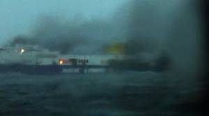 Δείτε βίντεο μέσα από το φλεγόμενο πλοίο