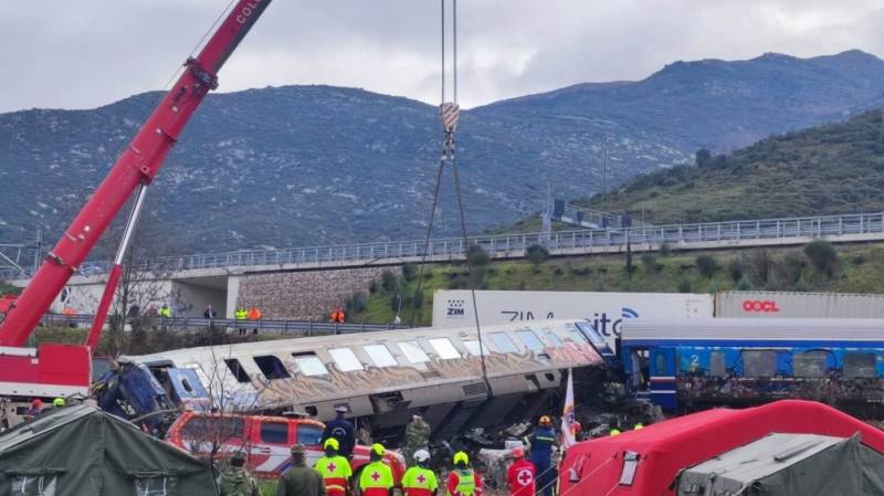 Σύγκρουση τρένων στα Τέμπη: Μετακινήθηκε και το τρίτο βαγόνι (βίντεο)