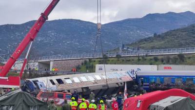 Σύγκρουση τρένων στα Τέμπη: Μετακινήθηκε και το τρίτο βαγόνι (βίντεο)