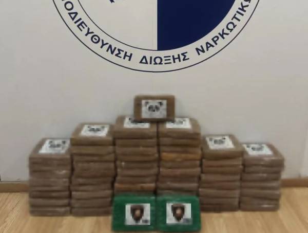 Φορτίου 64 κιλών κοκαΐνης εντοπίστηκε στο λιμάνι του Πειραιά (βίντεο)