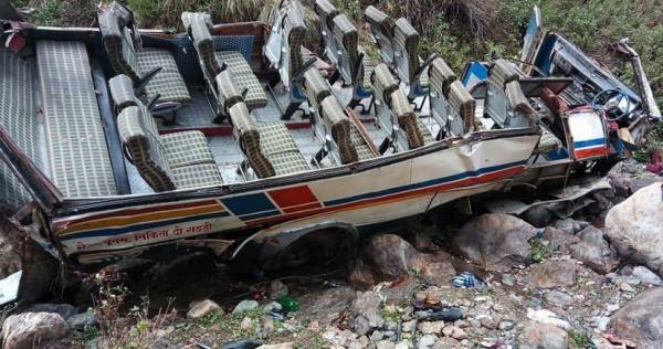 Ινδία: Λεωφορείο έπεσε σε χαράδρα, τουλάχιστον 55 άνθρωποι σκοτώθηκαν