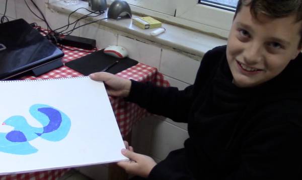 Oταν τα παιδιά στέλνουν μηνύματα με τις ζωγραφιές τους (βίντεο)