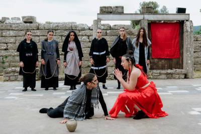 13ο Διεθνές Νεανικό Φεστιβάλ Αρχαίου Δράματος: «Τρωάδες» του Ευριπίδη από το 2ο Γυμνάσιο Καλυβίων