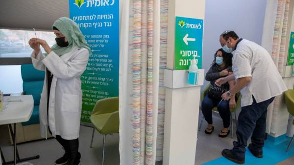 Η τέταρτη δόση του εμβολίου πενταπλασιάζει τα αντισώματα - Τι δείχνει νέα ισραηλινή μελέτη
