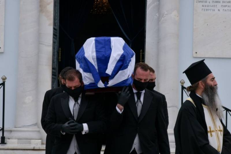 Θλίψη στην κηδεία του Μανώλη Γλέζου - Μεσίστια κυμάτιζε η σημαία στην Ακρόπολη (Βίντεο)