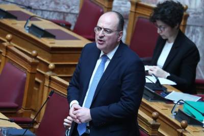 Νέο πεδίο πολιτικής αντιπαράθεσης: Στο επίκεντρο ο τίτλος σπουδών του Μακάριου Λαζαρίδη (βίντεο)