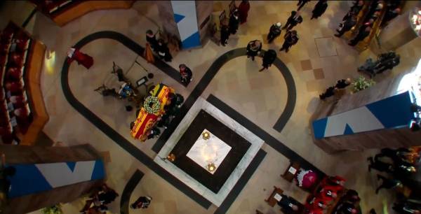 Η Σκωτία αποχαιρετά τη βασίλισσα: Επιμνημόσυνη δέηση στον καθεδρικό του Εδιμβούργου - Χιλιάδες συνόδευσαν τη σορό (βίντεο)