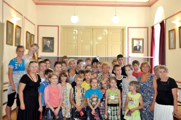 Παιδιά από το Ορφανοτροφείο Αγίας Πετρούπολης στο Νίκα