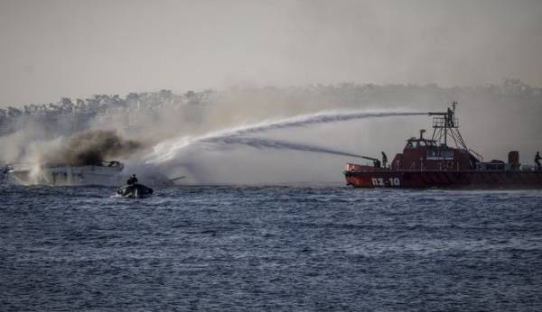 Φωτιά σε ιστιοφόρο στην Αίγινα, δεν αναφέρθηκε θαλάσσια ρύπανση