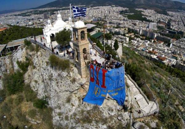 Κρέμασαν πανό στο Λυκαβηττό υπέρ του "ΟΧΙ" στο δημοψήφισμα