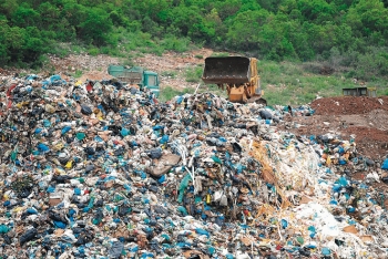 Χωρίς πρακτικά συμπεράσματα οι συσκέψεις για τα σκουπίδια