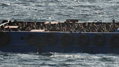 Μεταφορά 247 μεταναστών από τη Σούδα στο Λαύριο (βίντεο)