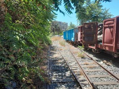 Εικόνα εγκατάλειψης στον σιδηροδρομικό σταθμό