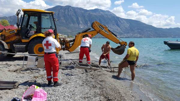 Στραπατσαρισμένη ανέσυραν από τη θάλασσα τη ράμπα αναπήρων στην Παραλία Καλαμάτας (φωτογραφίες)